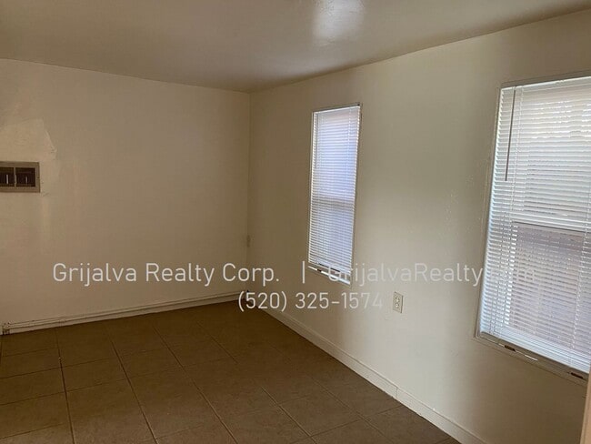Building Photo - Cute & Cozy 1 Bedroom House on Large Lot (...