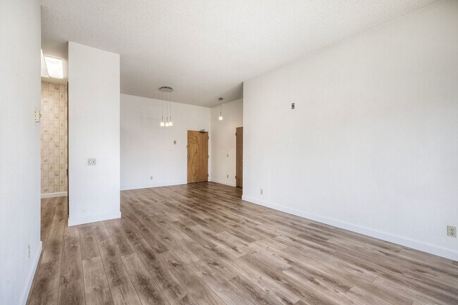 Building Photo - La Jolla Pines- Top Level 2 Bed/2 Ba Available Now!!