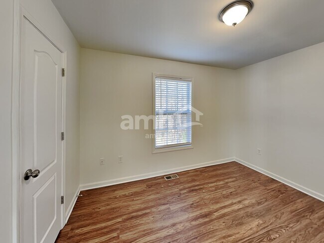 Building Photo - 6290 Queensdale Dr