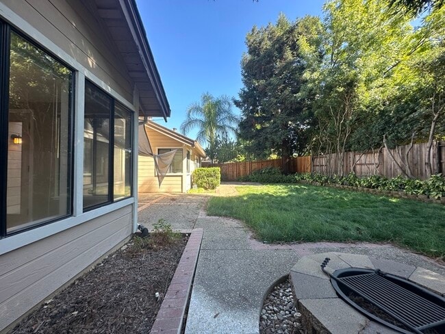 Building Photo - Beautiful 4 Bedroom Single Story For Rent in Gold River!