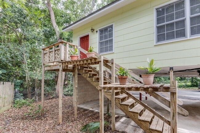 Building Photo - 3 Bedroom, 2 Bath Home Available 10/1/2025...
