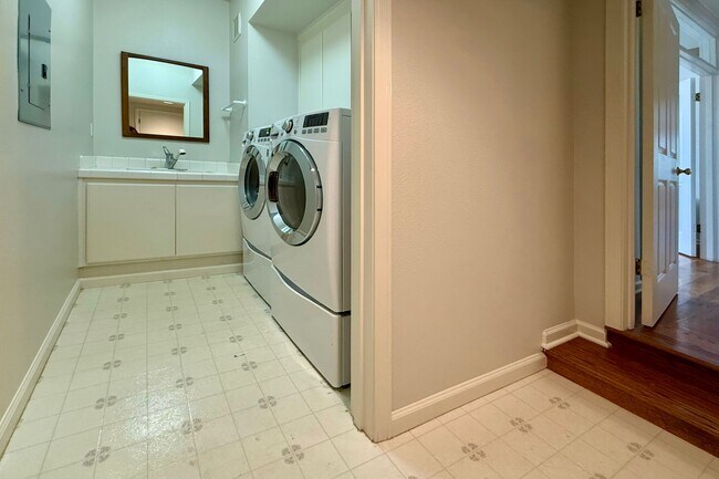 Building Photo - 1876 Heritage Way