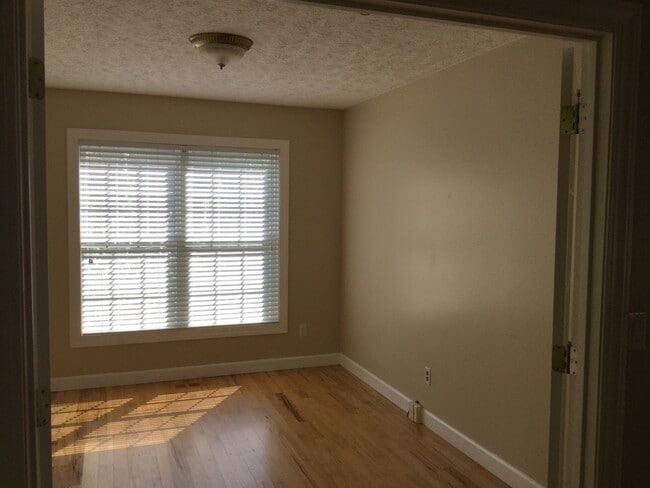 Building Photo - 3 Bed 3 Bath Home in Hendersonville!!