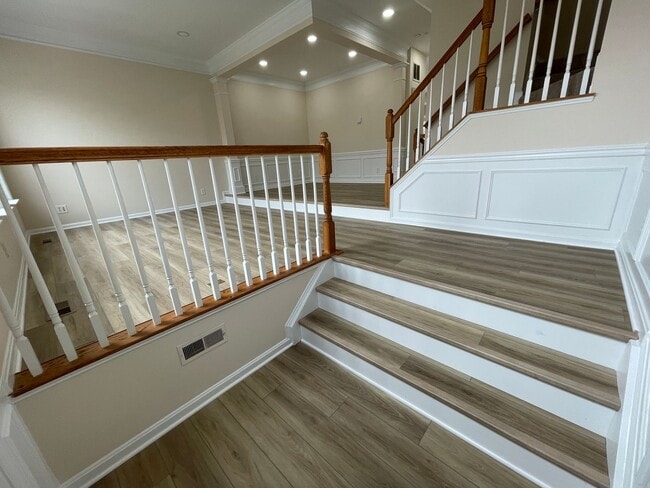 Building Photo - Elegant And Spacious 3 Bed 3.5 Bath Townhome In Vibrant Loudon Parkway Center
