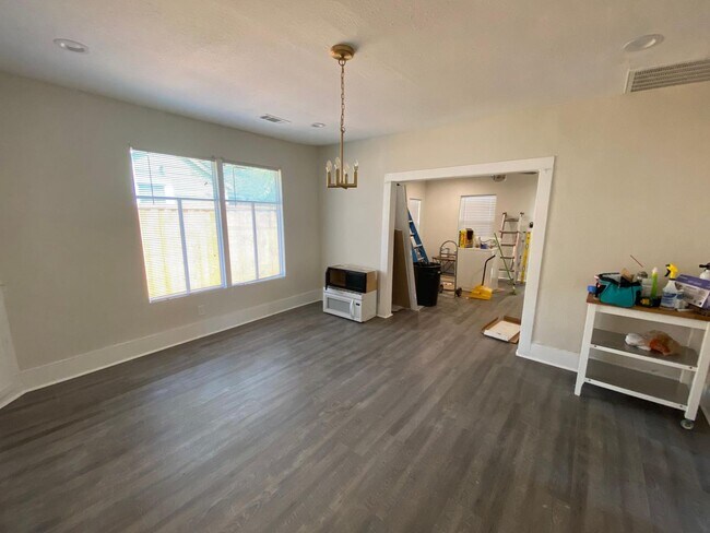 Building Photo - Recently renovated Mount Auburn home