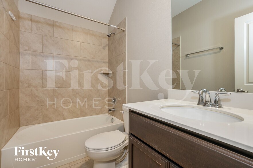 Building Photo - 4413 Lakeview Dr