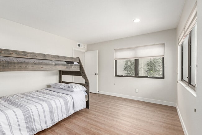 Building Photo - 8175 E Del Cuarzo Dr