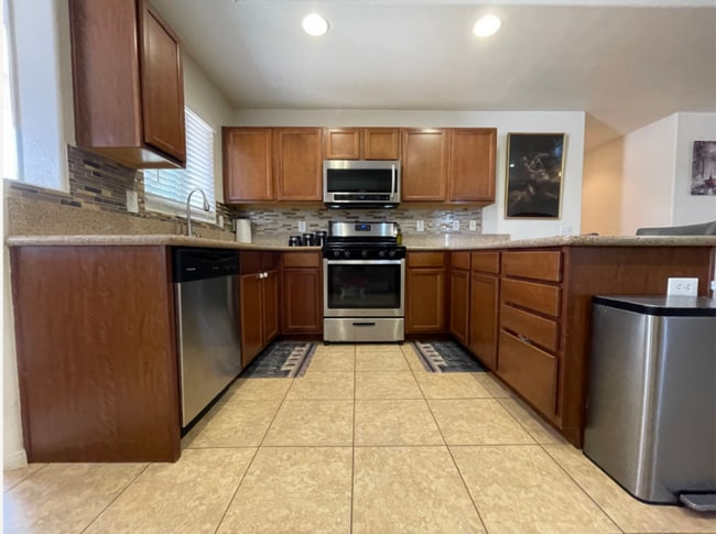 Building Photo - Large 4 Bedroom 2 bath Home in Chocolate Drop Neighborhood