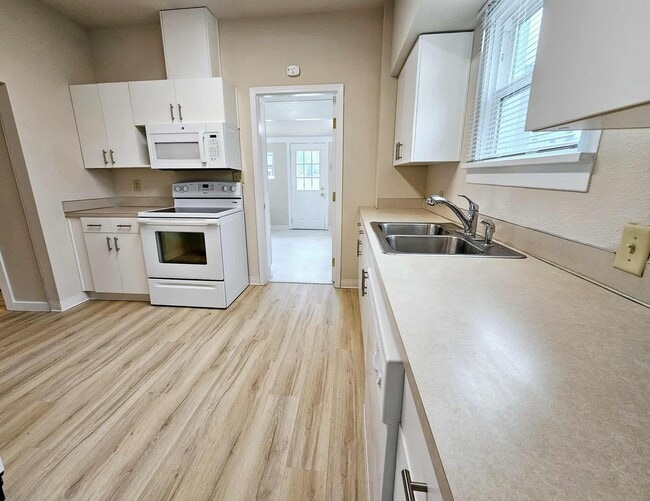 Building Photo - Charming house in desirable downtown Sumner