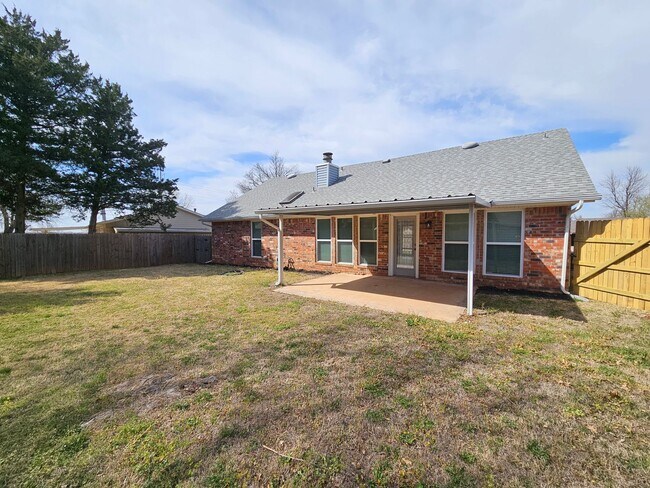 Building Photo - (3) Bed/(2) Bath in NW Norman Avail NOW!