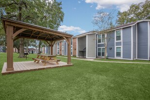 Building Photo - The Villas at Stone Creek
