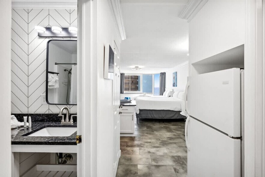 Building Photo - 8817 S Thomas Dr