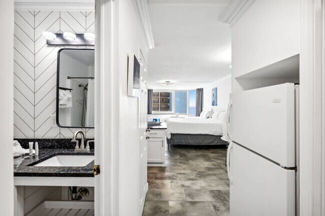 Building Photo - 8817 S Thomas Dr