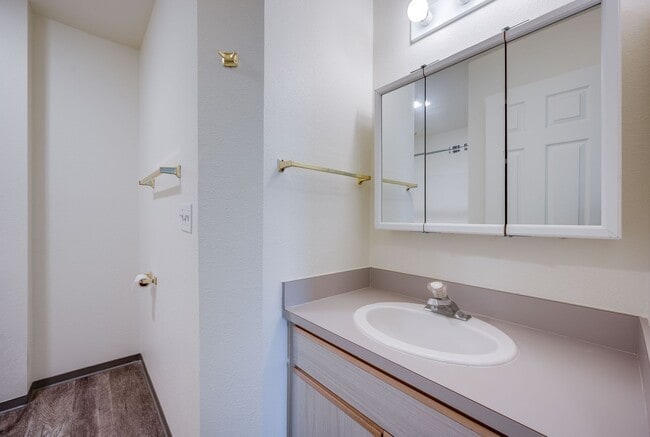 Building Photo - Live Where Comfort Meets Convenience - College Hill Condo in Pullman