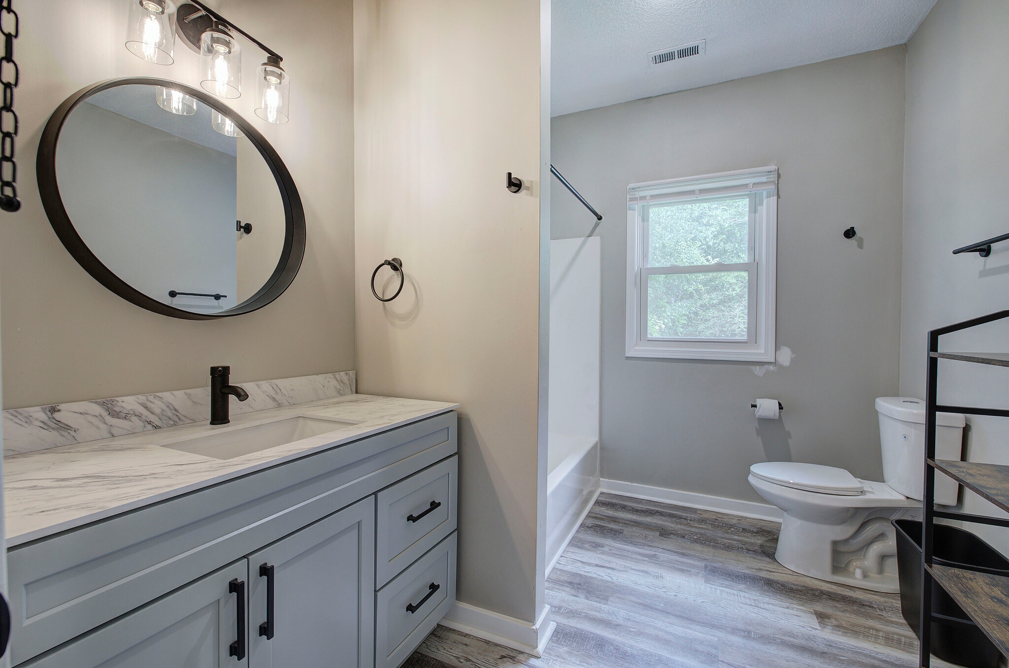 Hall Bath 1 - 227 Saint Elmo Cir