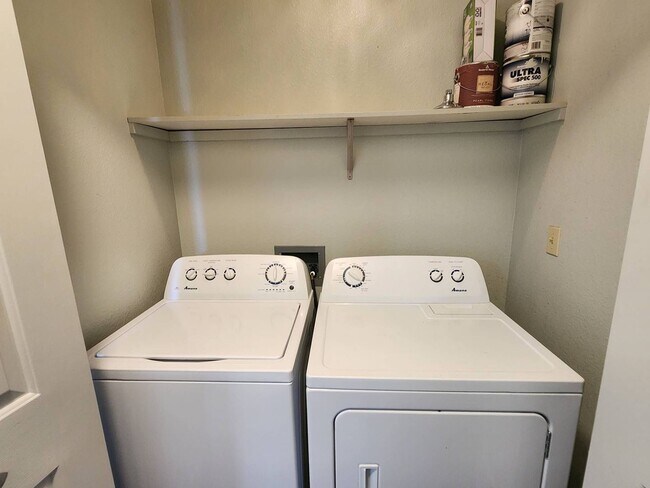 Building Photo - 352 S Calapooia St