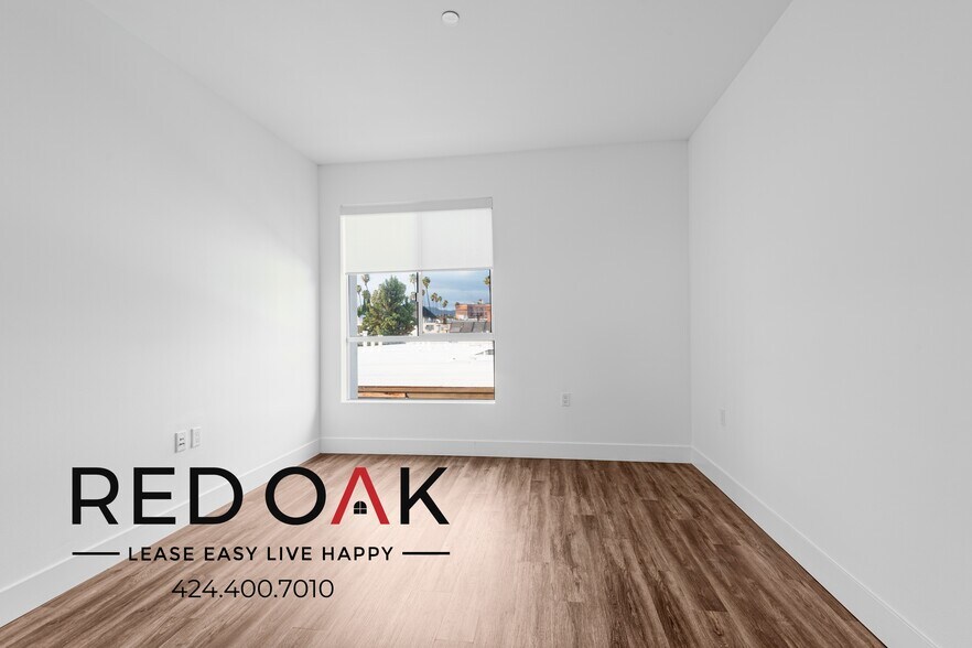 Building Photo - 453 S Kenmore Ave