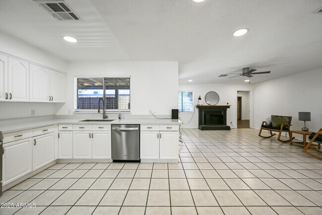 Building Photo - 5833 W John Cabot Rd
