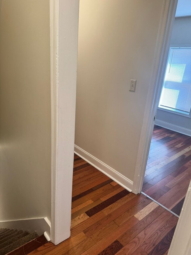 Building Photo - 3 bedroom, 1 bath, 2 story half double house