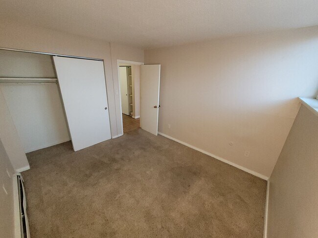 Building Photo - 805 S Circle Dr