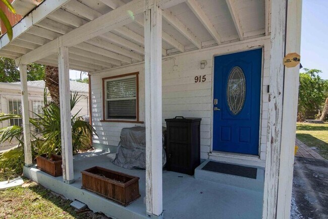 Building Photo - 915 3rd St