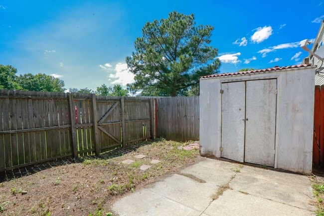 Building Photo - Updated 3BR Townhouse in Prime VA Beach Lo...