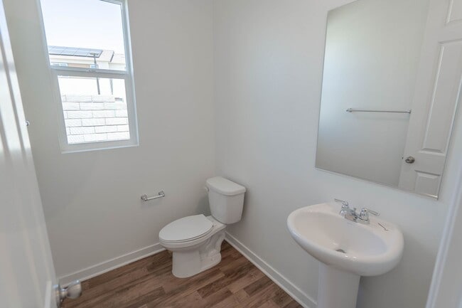 Building Photo - Five Points 3 Bedroom Home in Valencia!