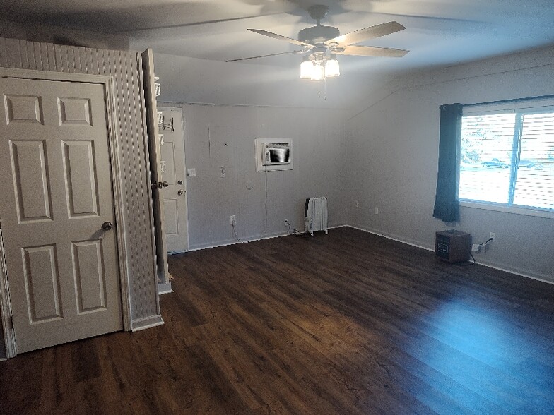 Building Photo - 683 Carlouetta Rd