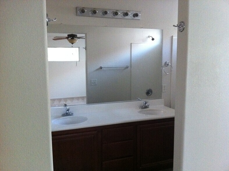 Building Photo - 833 Bernini St