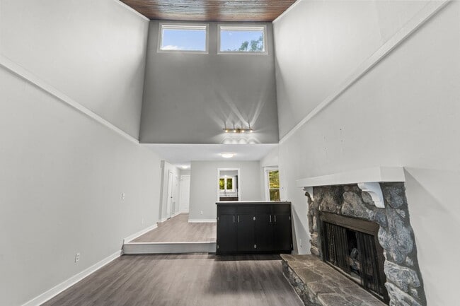 Building Photo - Newly Updated 2 Bedroom, 2 Bath Duplex nea...