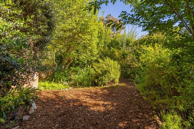Building Photo - Cozy 2 Bedroom Cottage with Lush Gardens