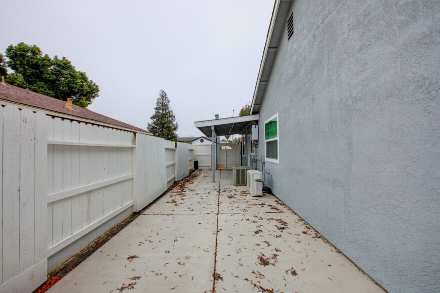 Building Photo - 9855 Douglas Ave