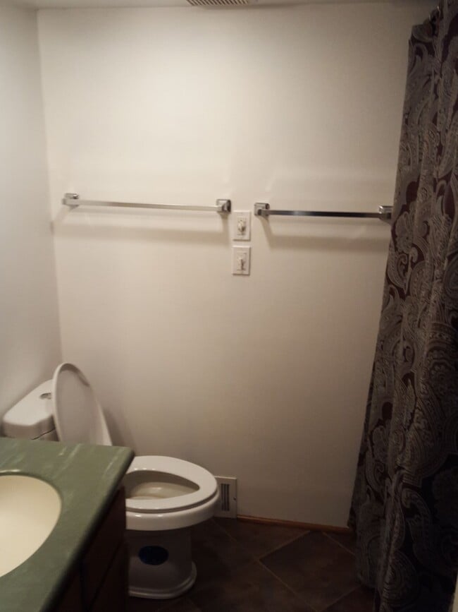 Building Photo - University Place 2bd 2bth, with bonus/office, $2,995 includes yard care and utilities other than ...