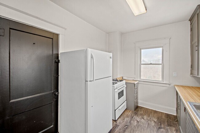 Building Photo - 1024 Steuben St