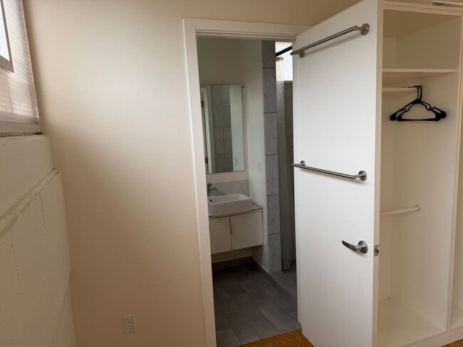 Building Photo - Bright Live-Work Studio with tall ceilings off Lowell Street in Oakland