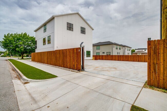Building Photo - 2843 Forest Park Blvd