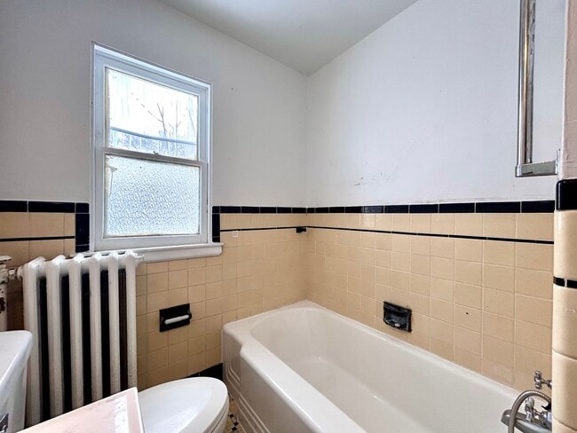 Building Photo - Isabella 5-9