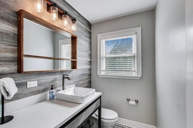 Building Photo - 511 S Dwyer Ave