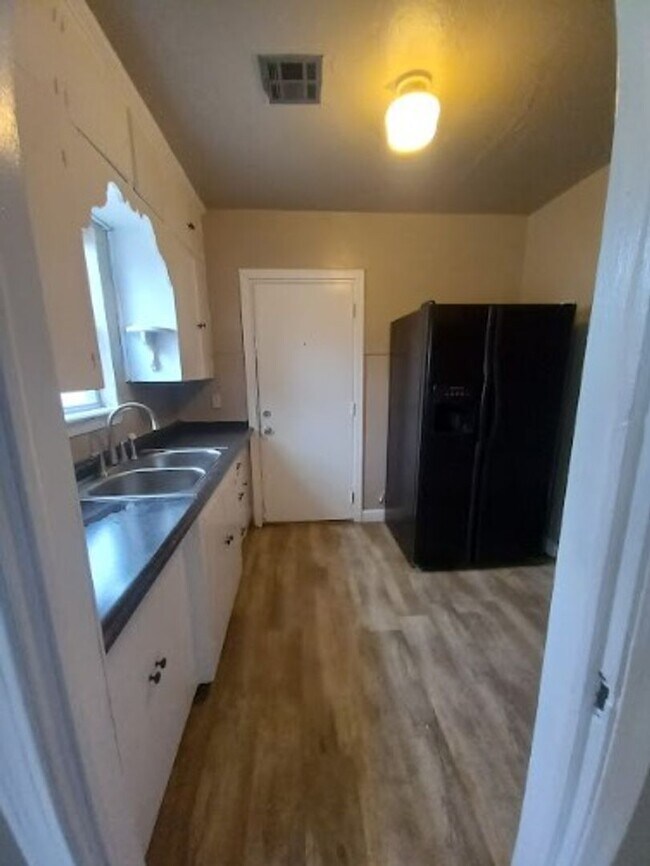 Building Photo - Cute 2 Bedroom Home!