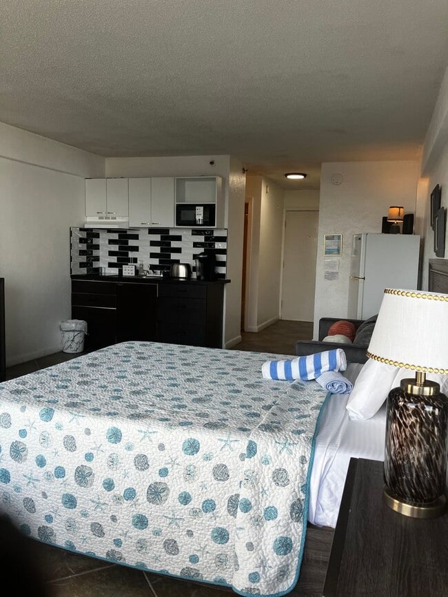 Building Photo - Furnished Beachside Studio Apartment