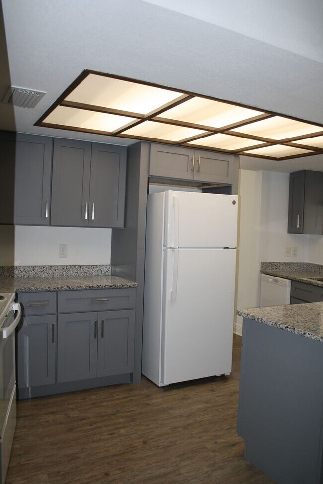 Building Photo - Enjoy Peaceful Living in this Northdale Co...