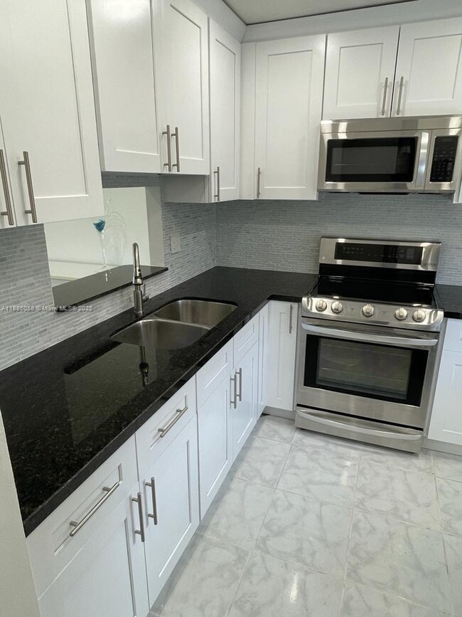 Building Photo - 5051 W Oakland Park Blvd