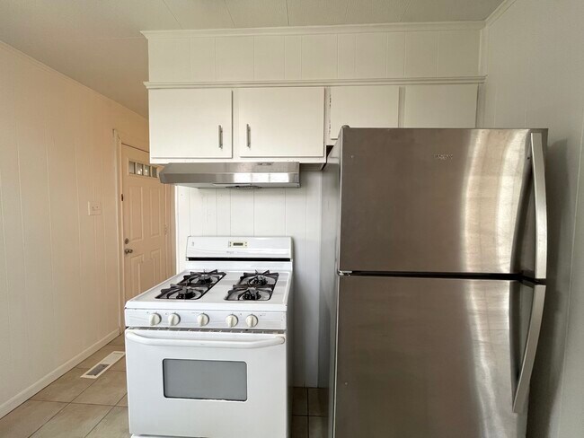 Building Photo - 326 N Summit St