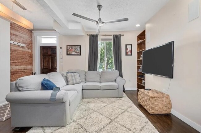 Building Photo - *Beautifully Updated & Spacious 3BD/2.5BA ...