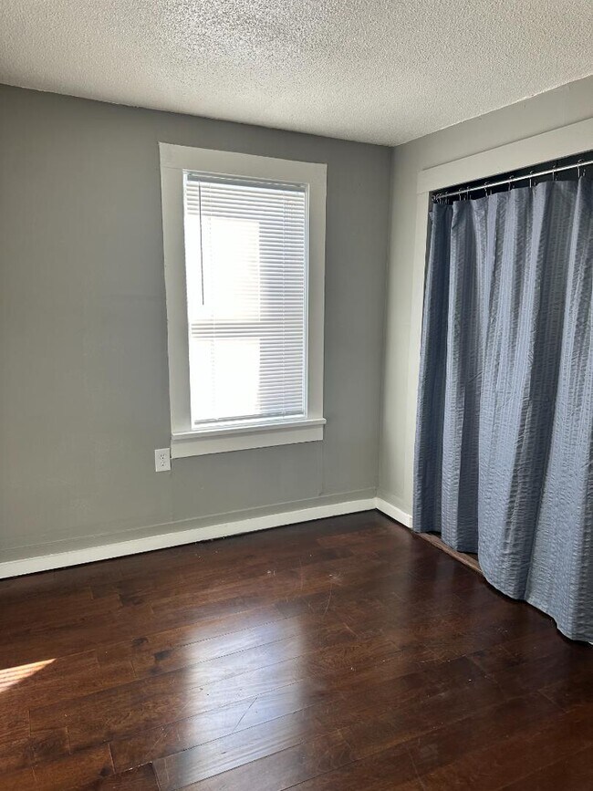 Building Photo - 611 School Ave