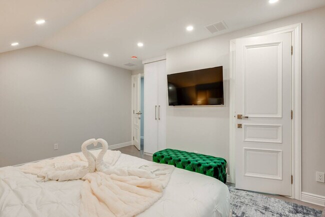 Building Photo - 2135 Rosemont Dr