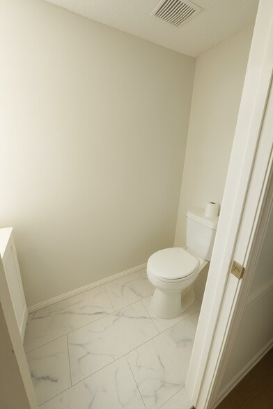 Building Photo - 2 Cheshire Dr