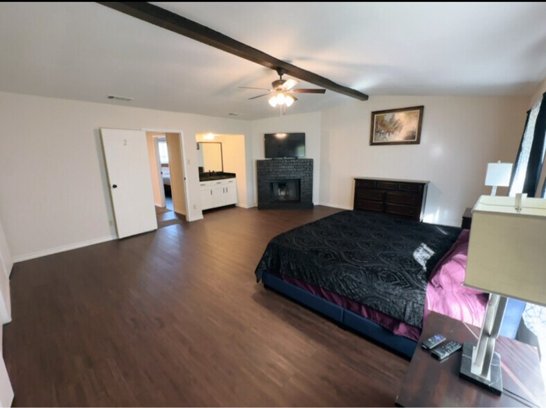 Building Photo - 900 Shady Creek Ln