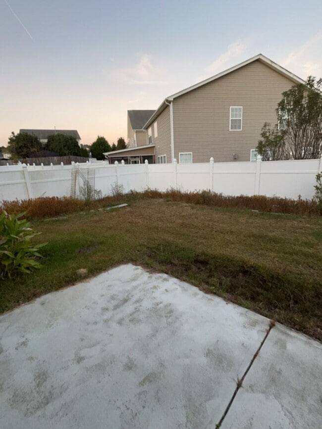 Building Photo - SPECIAL!!!!!$500 OFF SECOND MONTHS RENT!!!!!! 5BR 2.5BA w/ Fenced Yard • Loft in Raleigh