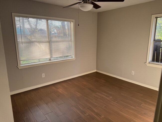 Building Photo - 1609 Camille St